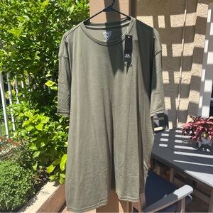 ❤️‍🔥HP❤️‍🔥 NWT Oakley TShirt